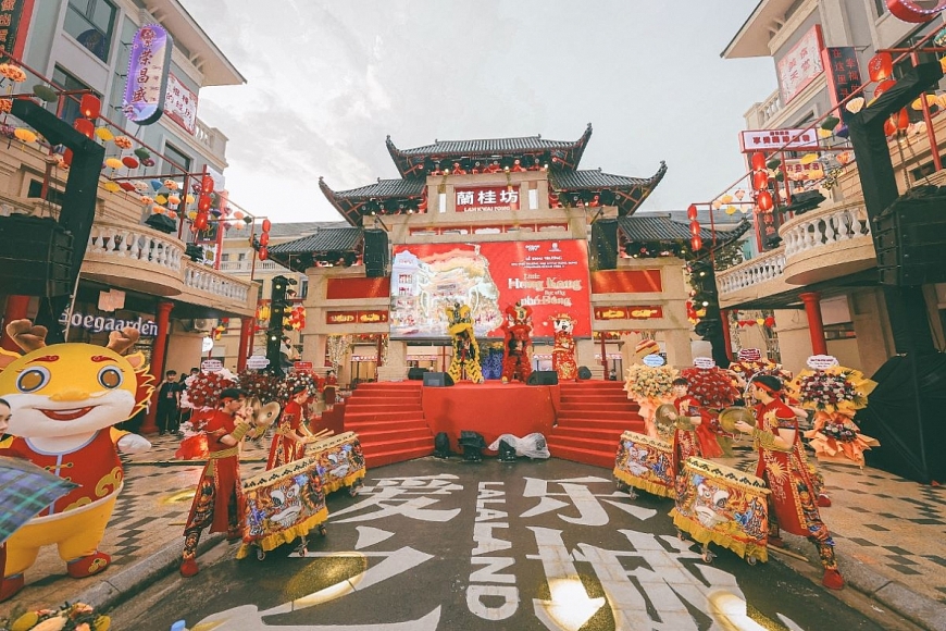 Biển người đổ về phía Đông Hà Nội khám phá vạn trải nghiệm tại “Hong Kong thu nhỏ”