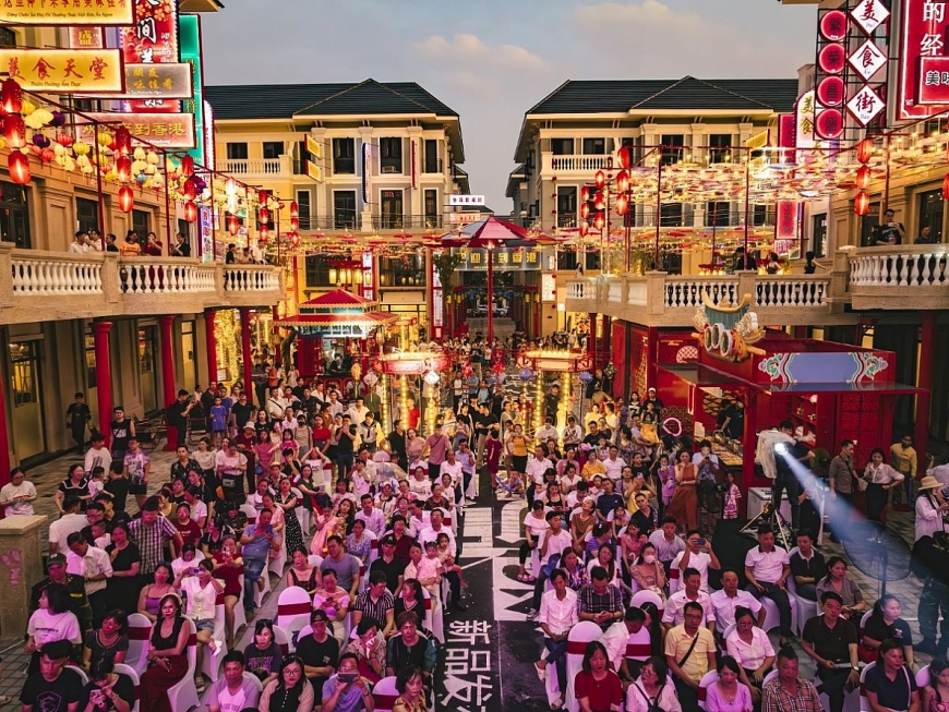 Biển người đổ về phía Đông Hà Nội khám phá vạn trải nghiệm tại “Hong Kong thu nhỏ”