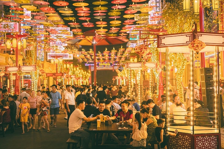 Biển người đổ về phía Đông Hà Nội khám phá vạn trải nghiệm tại “Hong Kong thu nhỏ”