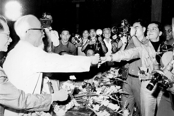 Chủ tịch Hồ Chí Minh với các nhà báo quốc tế