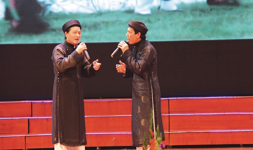 Cặp Nghệ nhân ưu tú Phú Hiệp (trái) và Đăng Nam biểu diễn quan họ cổ