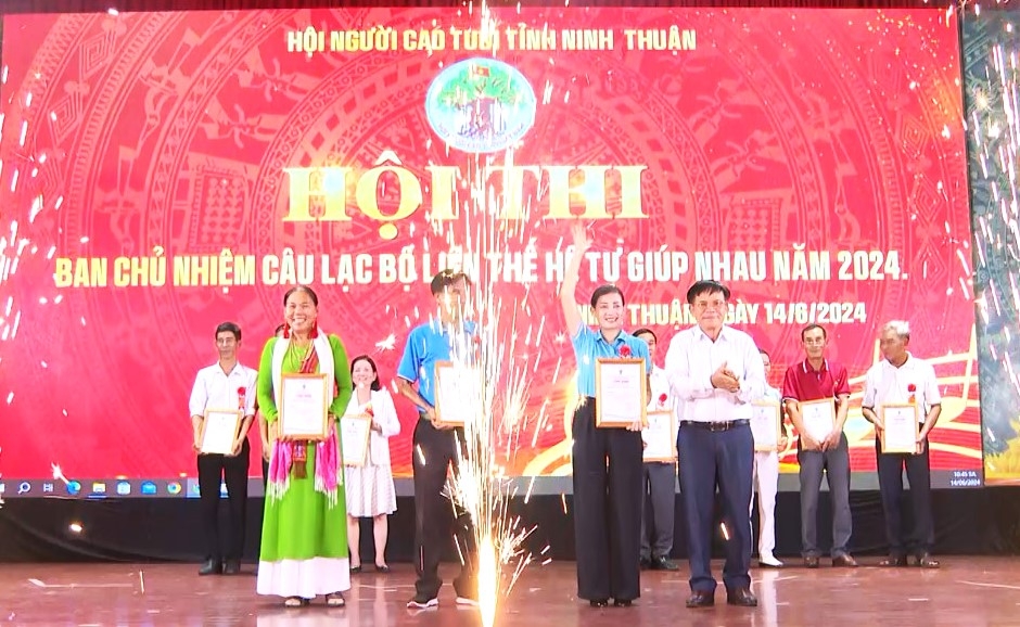 Ban Tổ chức trao giải Nhất cho CLB LTHTGN thị trấn Tân Sơn, huyện Ninh Sơn.