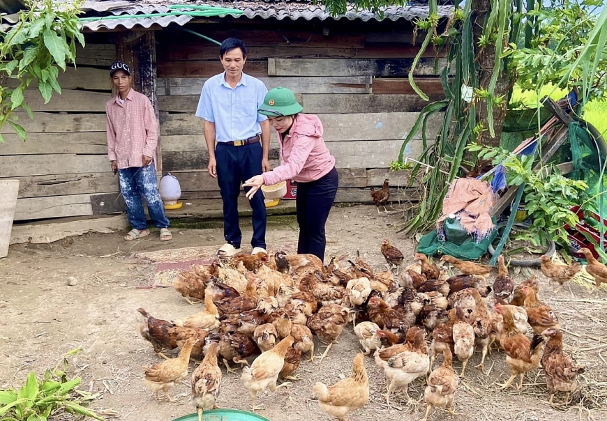 Khi đồng bào thương nữ cán bộ mặt trận