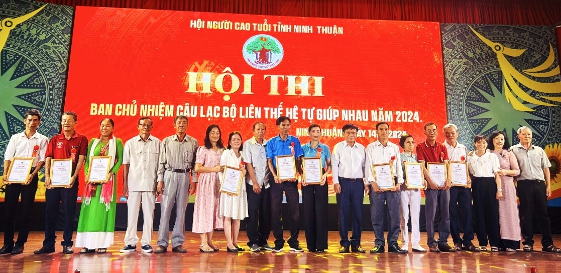 Ban tổ chức trao thưởng cho các đơn vị đoạt giải