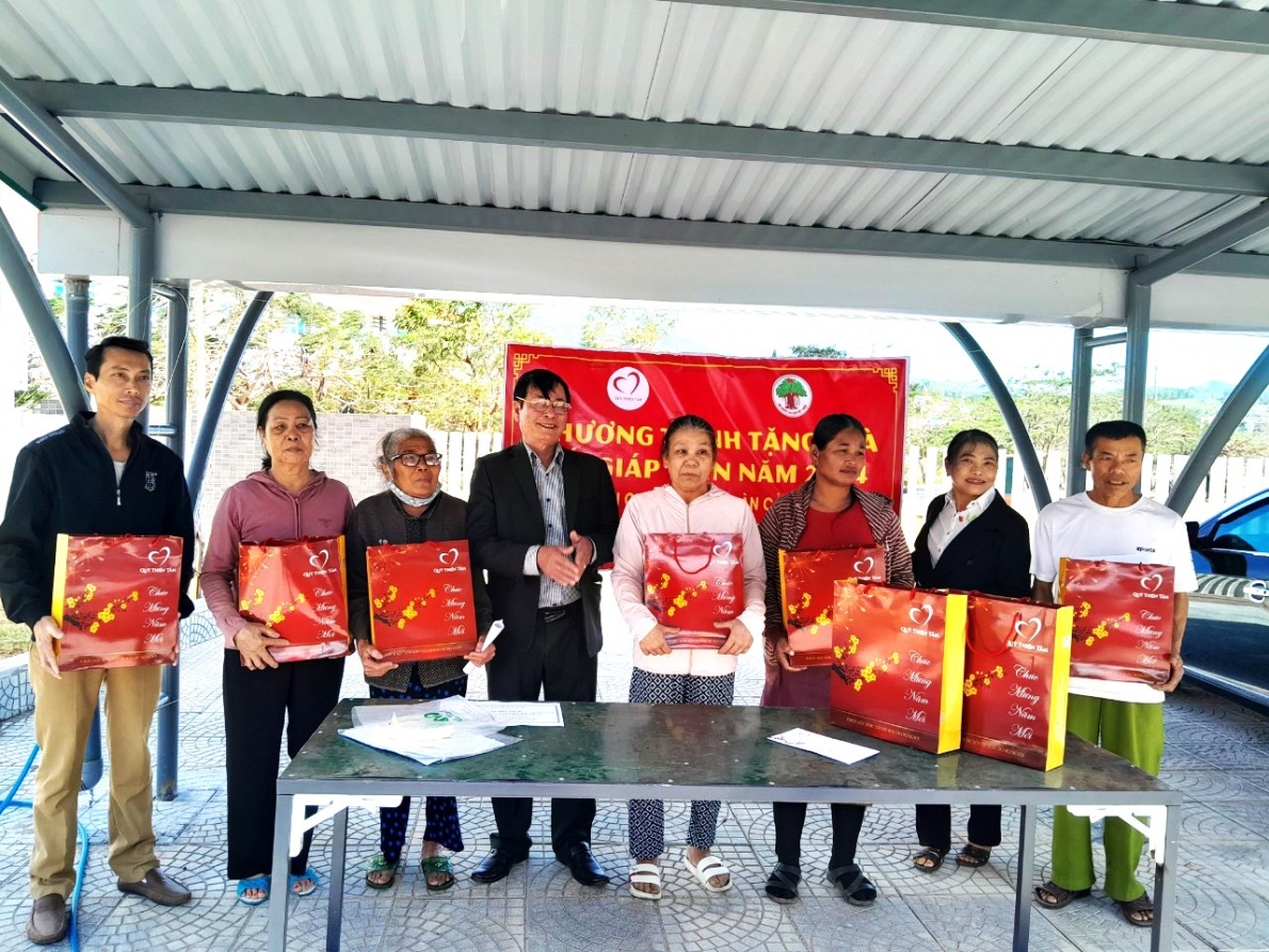 Tặng quà NCT hoàn cảnh khó khăn tỉnh Quảng Trị