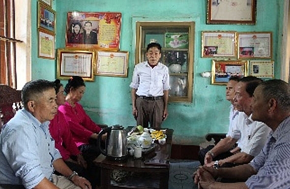 Ông Vi Văn Chiến tập luyện cùng CLB hát giao duyên của xã.