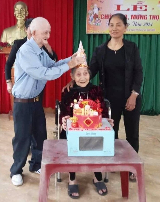 Cụ ông 97 tuổi đi bộ mỗi ngày 5km, vẫn tích cực tham gia công tác xã hội