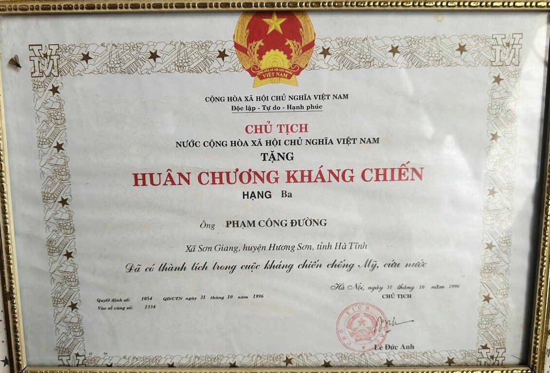 Cụ ông 97 tuổi đi bộ mỗi ngày 5km, vẫn tích cực tham gia công tác xã hội