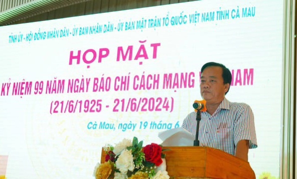 Ông Huỳnh Quốc Việt, Ủy viên dự khuyết Trung ương Đảng, Phó Bí thư Tỉnh ủy, Chủ tịch UBND tỉnh phát biểu tại buổi họp mặt.