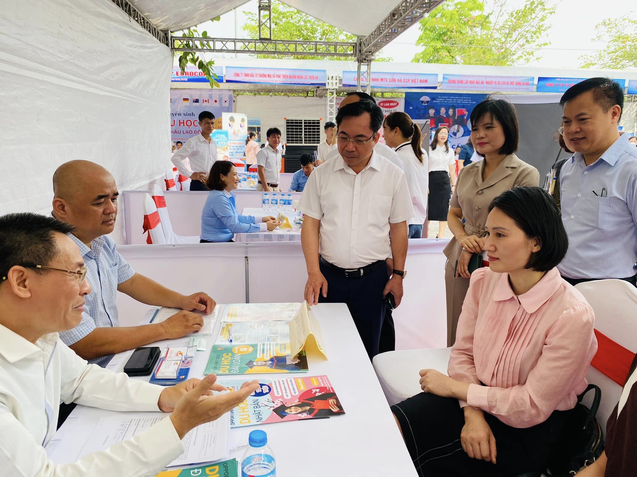 Gần 2.400 chỉ tiêu việc làm tại phiên giao dịch việc làm huyện Thạch Thất năm 2024