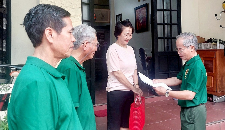 Các CCB đến từng nhà hướng dẫn phân loại rác thải.