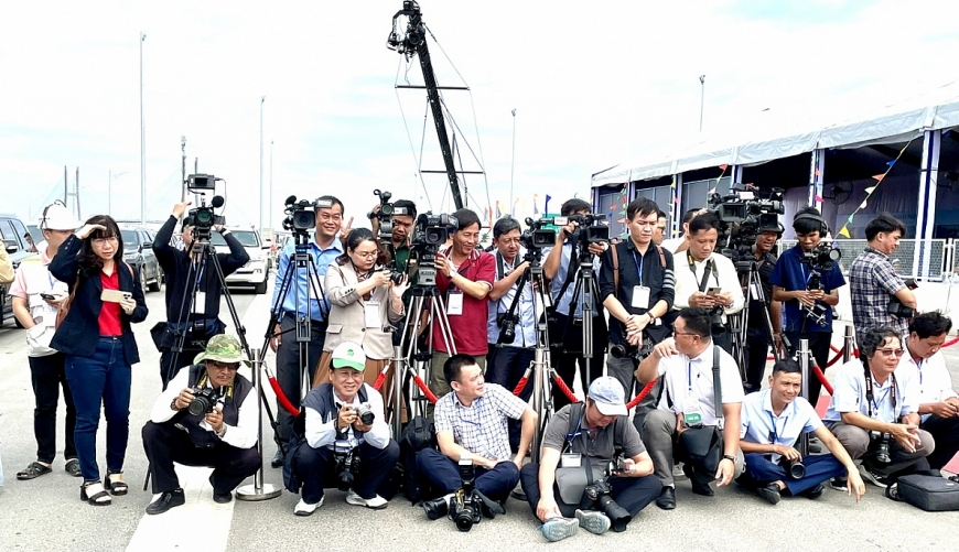 Xuôi ngược sông nước miệt vườn miền Tây tìm chất liệu cho báo chí