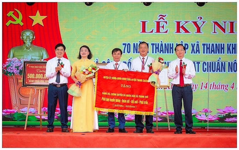 Lãnh đạo cấp trên tặng cờ nhân kỷ niệm 70 năm ngày thành lập xã và trao Bằng công nhận xã đạt chuẩn NTM năm 2023.