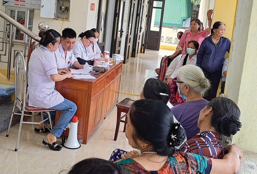 Các y, bác sĩ tiếp đón người dân đến thăm khám Ảnh 2: Xe chụp phim X-quang phổi của Bệnh viện Phổi Hà Tĩnh được di chuyển tới các địa bàn. ảnh 3: Chương trình thiết thực của Bệnh viện Phổi Hà Tĩnh khiến người dân tại các địa bàn tiết kiệm được nhiều thời gian, công sức cũng như kinh tế.