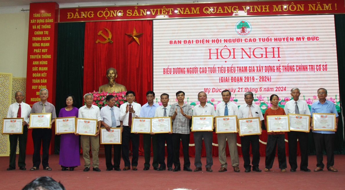 Trao Giấy khen của Hội NCT huyện Mỹ Đức cho các cá nhân tiêu biểu