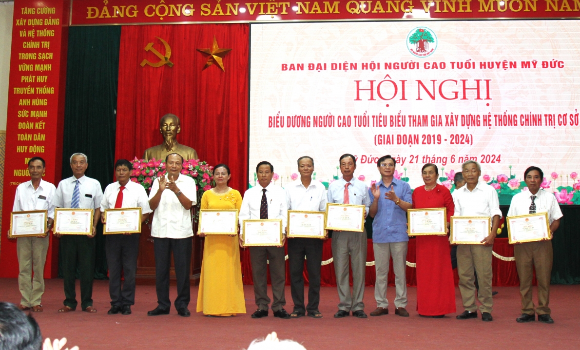 Lãnh đạo huyện Mỹ Đức trao Giấy khen Chủ tịch UBND huyện cho các cá nhân xuất sắc