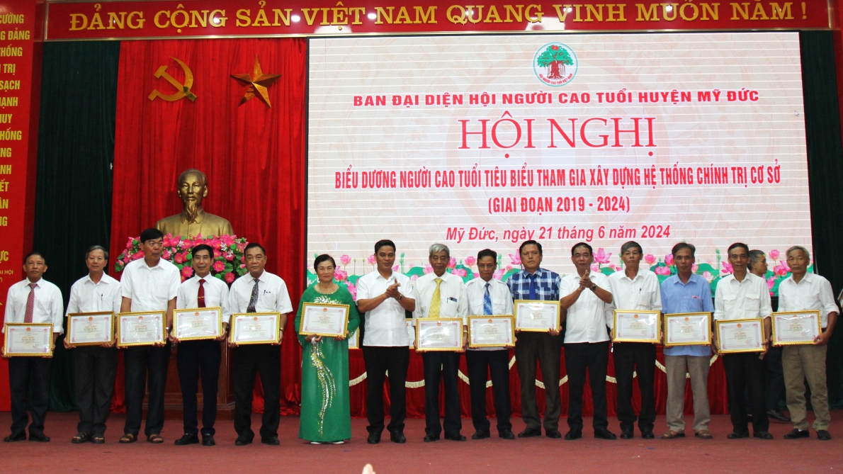 Ông Đỗ Trung Hai và ông Đặng Văn Triều trao Giấy khen UBND huyện Mỹ Đức tôn vinh các cá nhân tiêu biểu