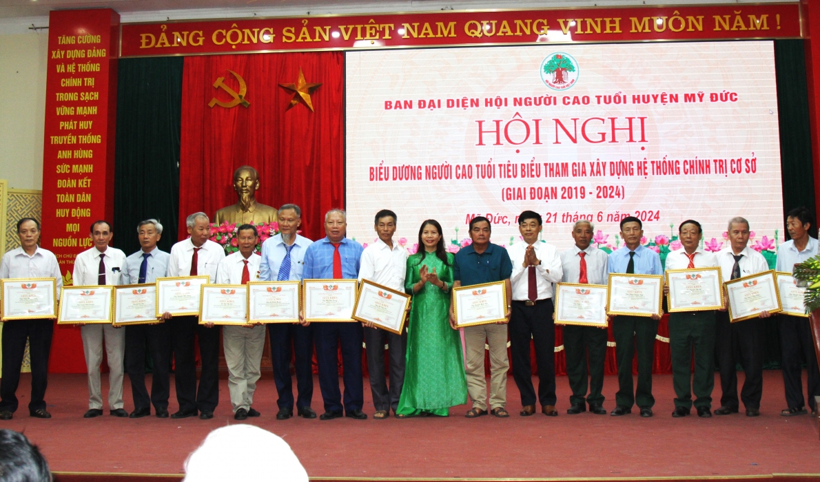 Trao Giấy khen của Hội NCT huyện Mỹ Đức cho các cá nhân tiêu biểu