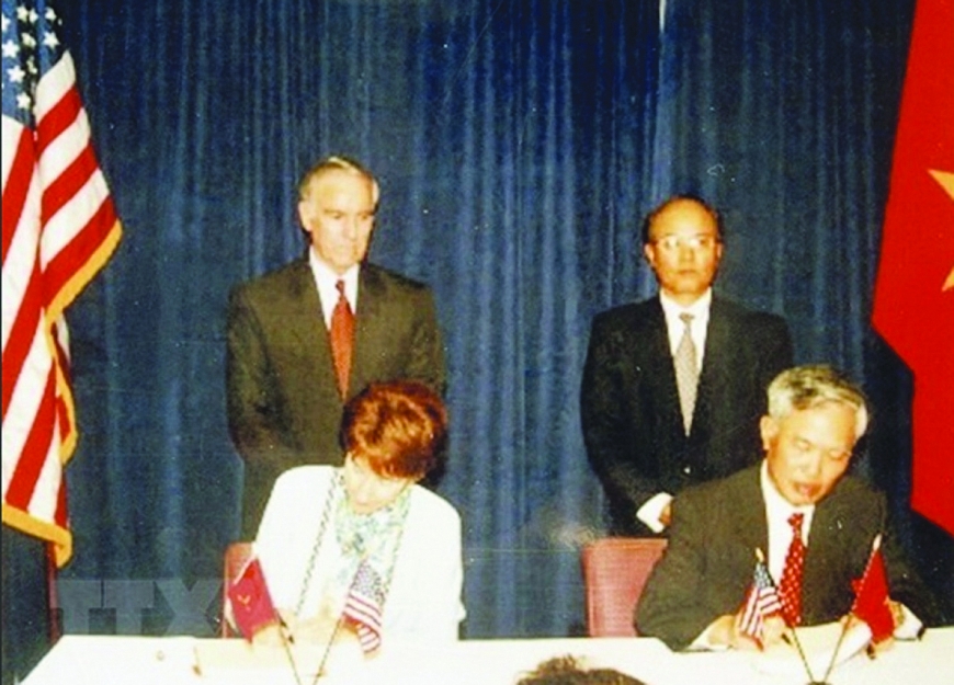 Bộ trưởng Thương mại Vũ Khoan và bà Charlene Barshefsky, đại diện thương mại Mỹ kí Hiệp định Thương mại Việt Nam - Mỹ, tại thủ đô Washington D.C ngày 13/7/2000. 