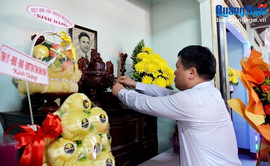 Lãnh đạo UBND tỉnh dâng hương tưởng nhớ đồng chí Võ Trung Thành.