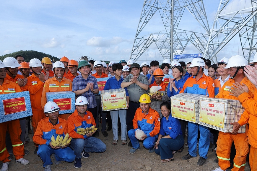 Thủ tướng thăm và động viên công nhân thi công Dự án đường dây 500kV mạch 3