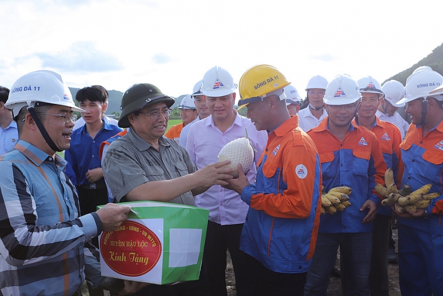 Thủ tướng thăm và động viên công nhân thi công Dự án đường dây 500kV mạch 3