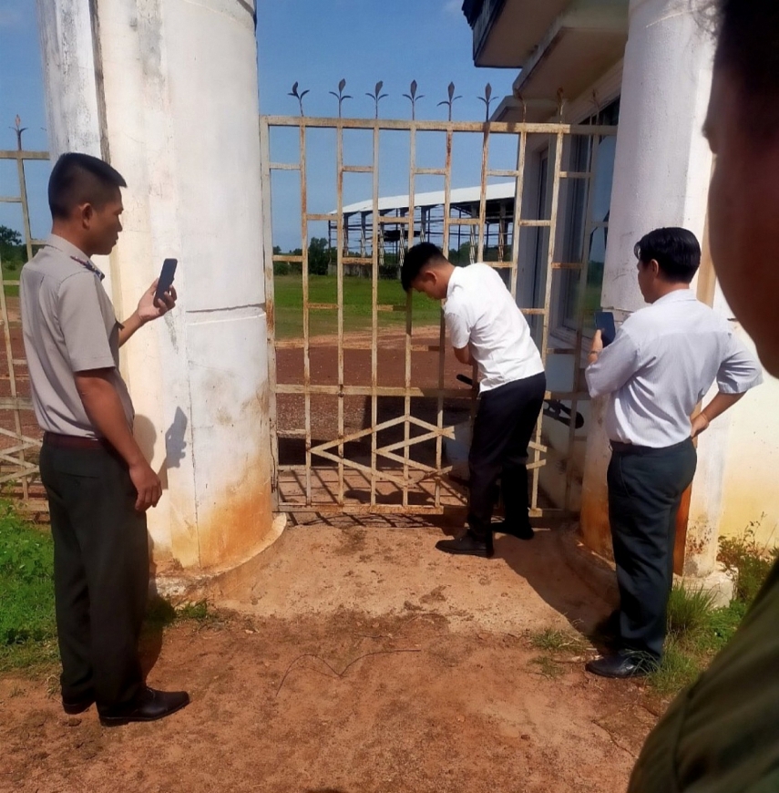 Ngang nhiên  cắt khóa cổng vào khu dự án nhà máy cồn Vạn Thông không có mặt ông Phi, bà Tuyền