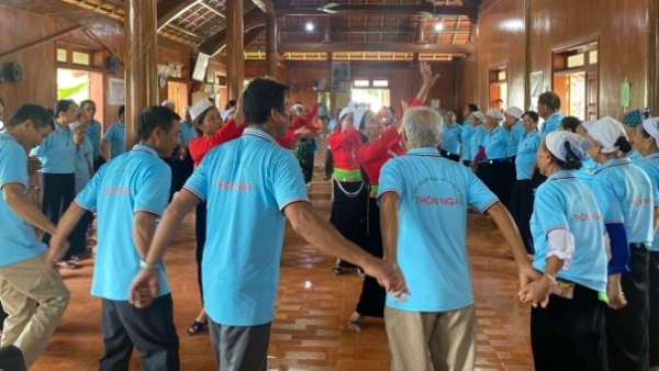 Hội NCT tỉnh Hoà Bình: Thăm và khảo sát mô hình CLB LTHTGN tại thôn Ngái