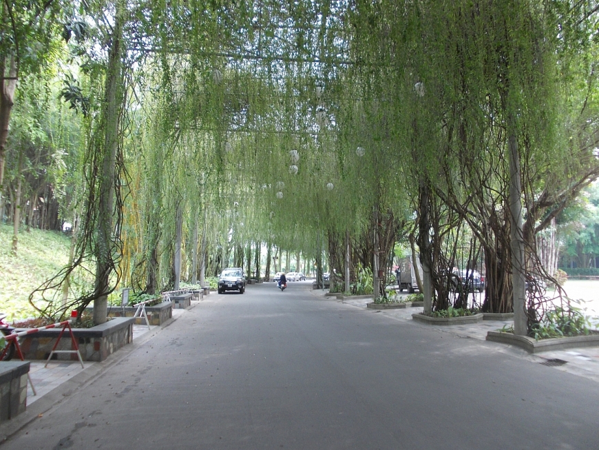 Thành phố Vĩnh Yên có nhiều tuyến đường cùng vỉa hè dân cư xanh - sạch - đẹp, thơ mộng, từng bước tôn tạo thành phố xanh,  thông minh, thân thiện.