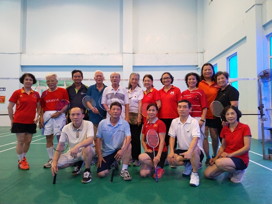 Cụ Phong (thứ 2 trái sang, hàng đứng) với các hội viên CLB cầu lông Ba Đình