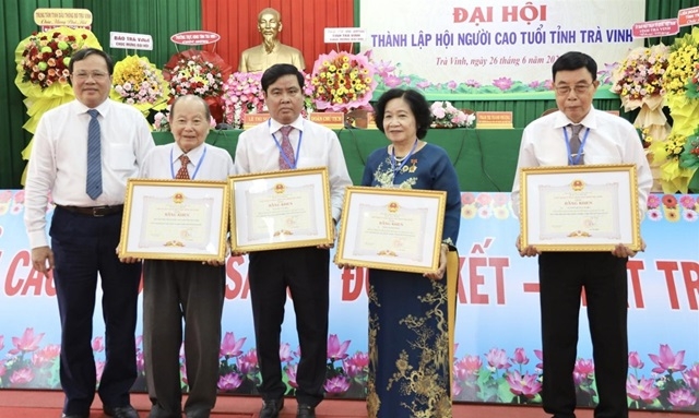 Ông Lê Văn Hẳn, Chủ tịch UBND tỉnh trao Bằng khen của UBND tỉnh cho tập thể và cá nhân có nhiều đóng góp trong công tác xây dựng và phát triển Hội NCT trên địa bàn tỉnh.