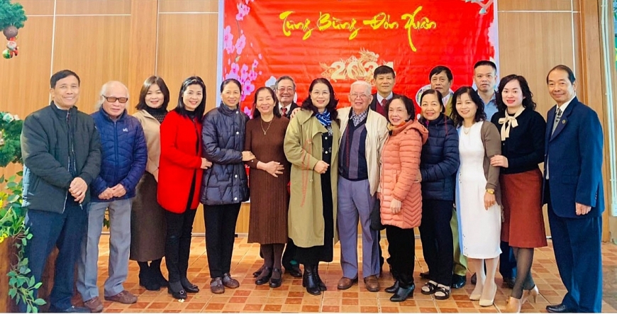 Bà Nga chăm việc chung