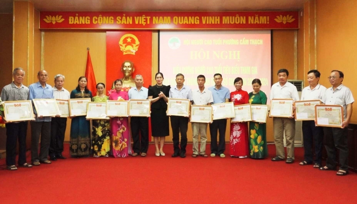 Trao Giấy khen của UBND phường Cẩm Thạch cho các cá nhân tiêu biểu