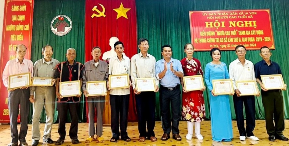 UBND xã Ia Yok tặng Giấy khen cho NCT tiêu biểu tham gia xây dựng hệ thống chính trị cơ sở giai đoạn 2019-2024