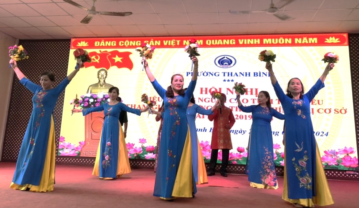 Tiết mục văn nghệ chào mừng Hội nghị biểu dương NCT tiêu biểu tham gia xây dựng hệ thống chính trị phường Thanh Bình, quận Hải Châu, TP Đà Nẵng (2)