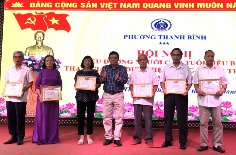 Trao Giấy khen của Chủ tịch UBND phường Thanh Bình cho NCT tiêu biểu xây dựng hệ thống chính trị cơ sở giai đoạn 2019-2024