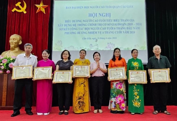 Bà Nguyễn Thị Hồng Nhung trao Giấy khen của Hội NCT quận cho các tập thể, cá nhân xuất sắc