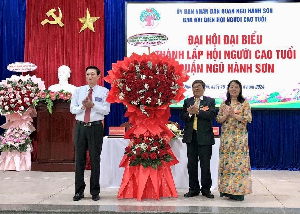 Lãnh đạo quận Ngũ Hành Sơn tặng hoa chúc mừng Đại hội