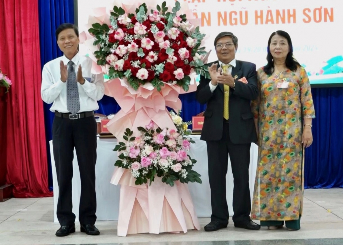 Ông Phạm Quý, Trưởng BĐD Hội NCT TP Đà Nẵng tặng hoa chúc mừng Đại hội thành lập Hội NCT quận Ngũ Hành Sơn