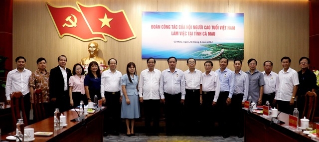 Đoàn công tác Trung ương Hội NCT Việt Nam, chụp ảnh lưu niệm cùng lãnh đạo tỉnh Cà Mau, nhân chuyến công tác và làm việc tại tỉnh Cà Mau.