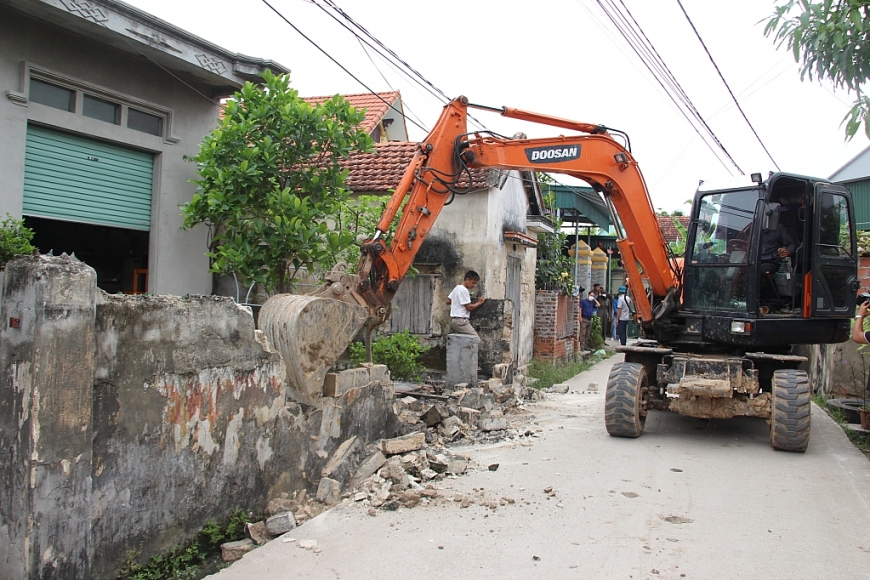 Phong trào hiến đất làm đường giao thông đã lan tỏa sâu rộng trong nhân dân xã Liên Hòa, chung tay xây dựng NTM nâng cao.