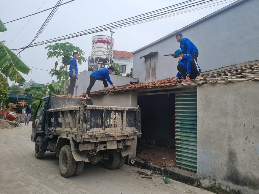 5 hộ dân thôn 1, thôn 2 (xã Liên Hòa) tình nguyện tháo dỡ hàng rào, vật liệu kiến trúc và hiến đất, chung tay ủng hộ phong trào làm đường giao thông, xây dựng NTM nâng cao.