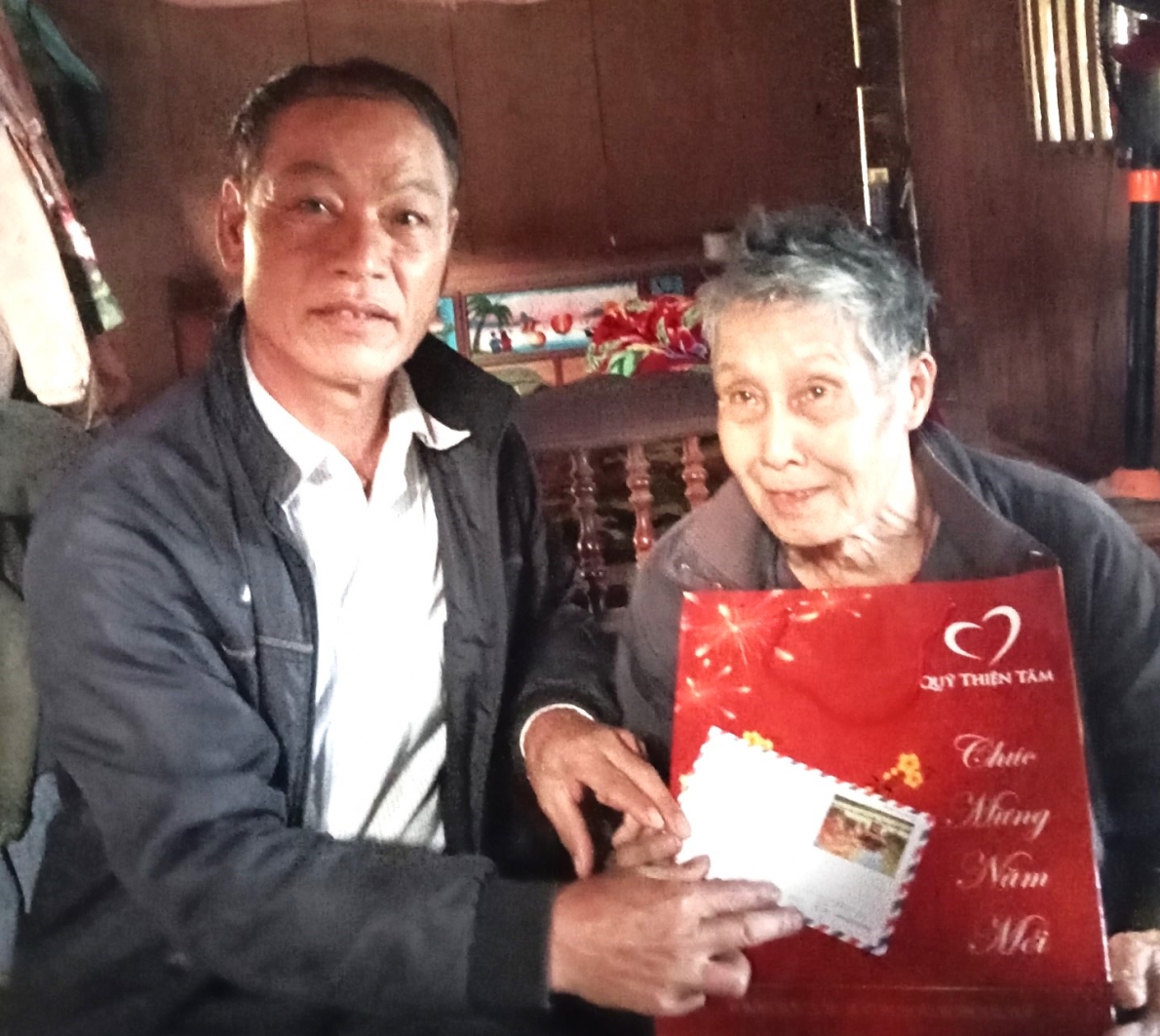 CLB LTHTGN xã Mường Than tặng quà thành viên và NCT hoàn cảnh khó khăn ở địa phương (2)