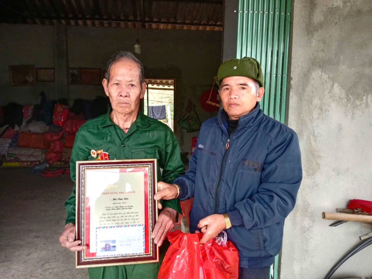 Tặng quà mừng thọ NCT là thành viên CLB