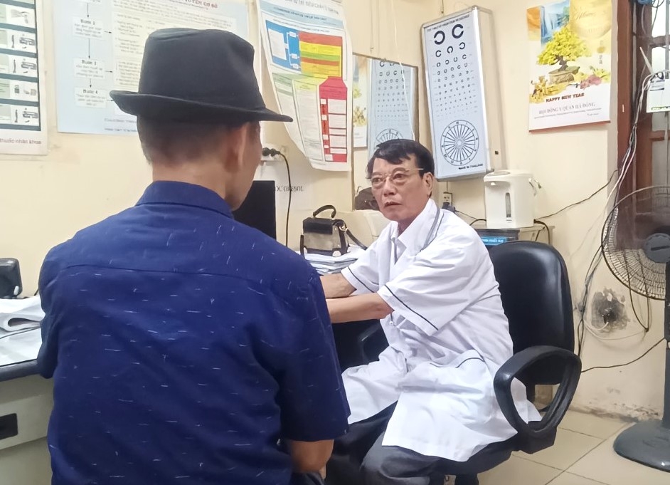 Bác sĩ CKI Chu Hải Đăng thăm khám cho những người có công với cách mạng