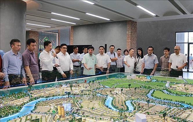 Đoàn công tác nghe chủ đầu tư Dự án Khu đô thị Aqua City trình bày vướng mắc.