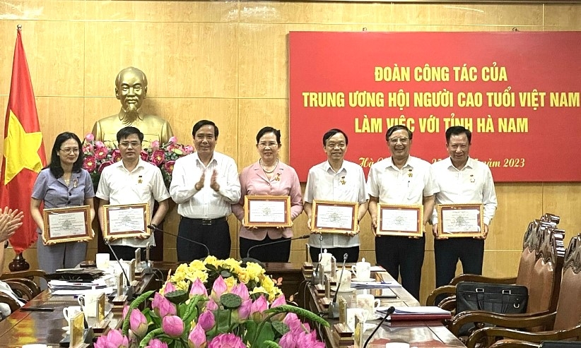 Chủ tịch Nguyễn Thanh Bình trao tặng Kỉ niệm chương Vì sự nghiệp bảo vệ, chăm sóc và phát huy vai trò NCT Việt Nam cho các đồng chí lãnh đạo tỉnh Hà Nam