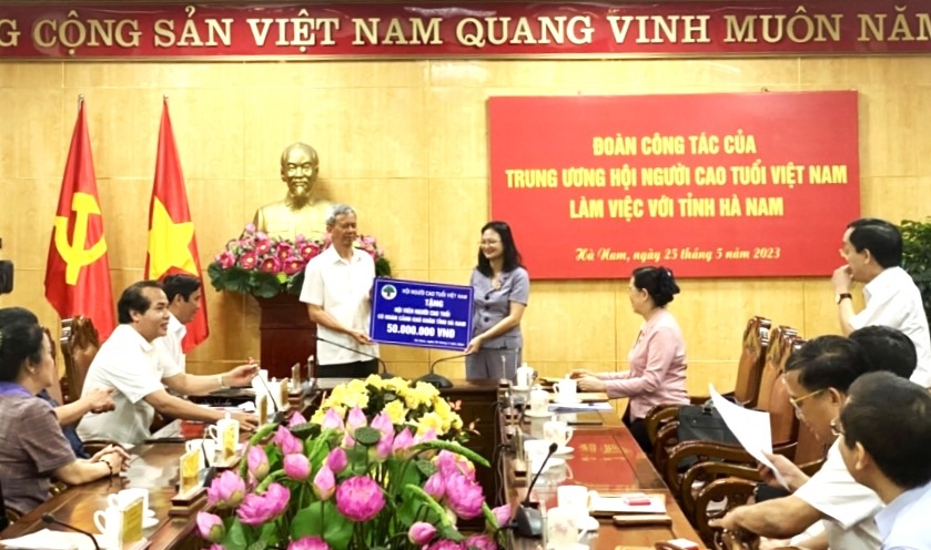 Trung ương Hội NCT Việt Nam tặng quà NCT hoàn cảnh khó khăn tỉnh Hà Nam