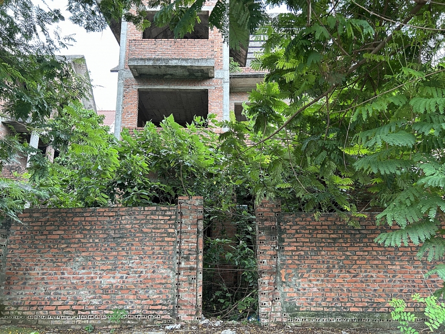 Hà Nội: Loạt biệt thự bỏ hoang ở Khu đô thị mới Cầu Bươu