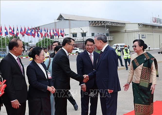 Lễ đón Chủ tịch nước Tô Lâm tại Sân bay quốc tế Wattay. Ảnh: Nhan Sáng/TTXVN